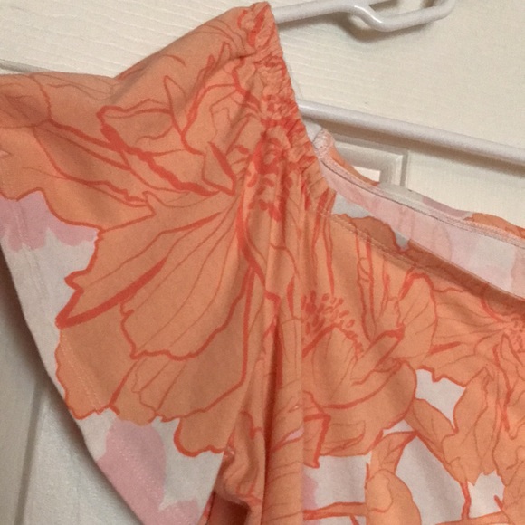 Women’s Guess scooped neck top. - Picture 3 of 4